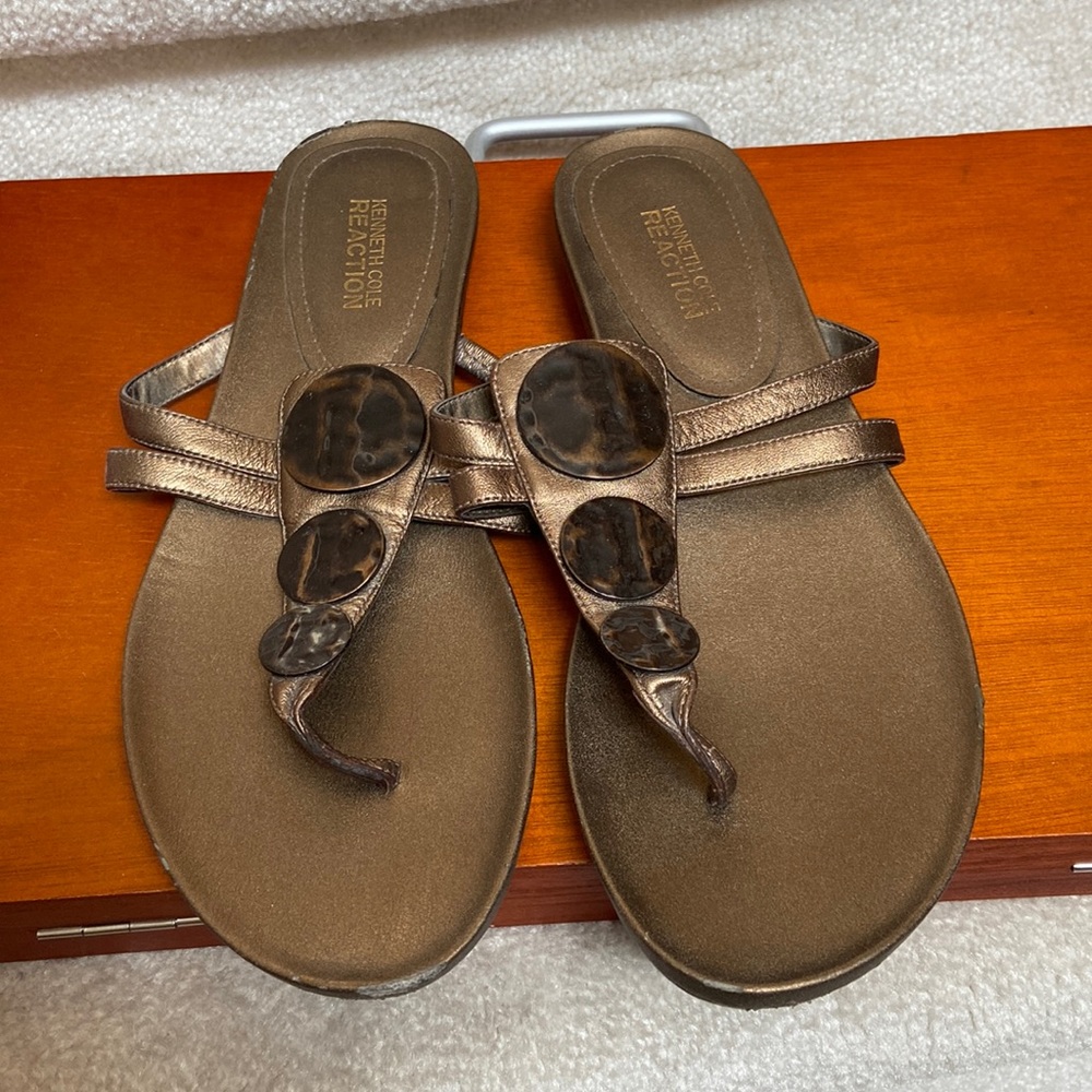 kenneth cole reaction bronze thong sandals